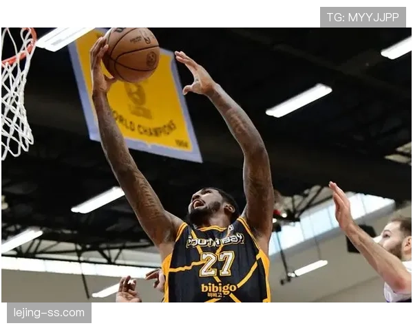 戴维斯内线统治力拉开空间，防守覆盖改变湖人攻防结构